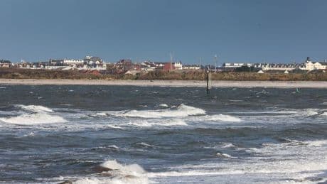 People warned to avoid popular Welsh beach after 'serious public health concern'