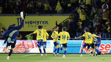 El Atlético pierde en Las Palmas y se descuelga de la lucha por el título