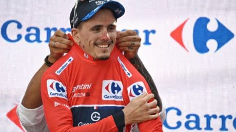 LIVE Vuelta: ploeg Israel-Premier Tech gehinderd door Gaza-protest, team Daan Hoole de snelste
