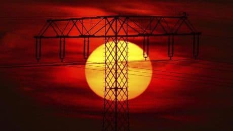 El mercado eléctrico se hunde a mínimos históricos pero el recibo de luz subirá por las medidas para evitar otro apagón