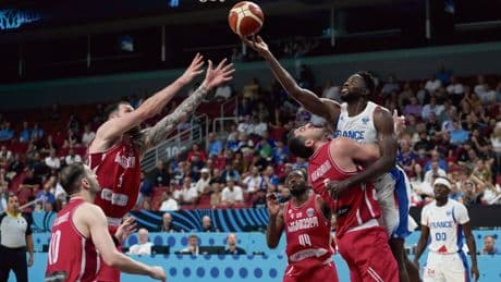 EurosBasket 2025 : peu inspirée, l’équipe de France tombe face à la Géorgie en 8e de finale et voit ses rêves s’envoler
