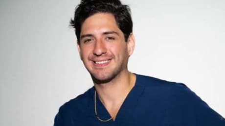 Rodrigo Arteaga, médico experto en salud integral y longevidad: “Si te cuesta quedarte dormido, te despiertas en mitad de la noche o sientes que no descansas, revisa estas vitaminas”