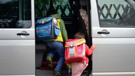 Heftige Umfrage-Zahlen - Jeder fünfte Grundschüler fährt täglich Elterntaxi