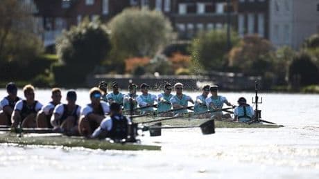 Les universités d’Oxford et de Cambridge laissent éclater leur rivalité, en aviron, sur la Tamise