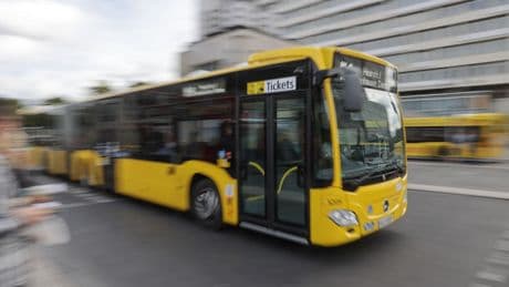 Beim Rechtsabbiegen: Unfall mit Bus: Fahrradfahrerin schwer verletzt
