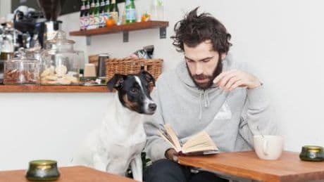 Literatur als Flirtmasche: Wie Performative Reading das Lesen zerstört