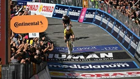 Giro d'Italia, Wout van Aert trionfa a Siena: Isaac Del Toro strappa la maglia rosa a Diego Ulissi