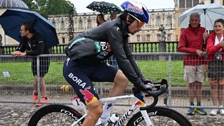 LIVE Giro: gehavende Primoz Roglic stapt af