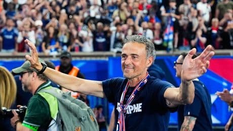 «On a commencé à chanter et il nous a rejoints...» : la rencontre inattendue entre Luis Enrique et des rugbymen à Barcelone