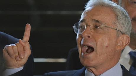 Álvaro Uribe: Kolumbiens Ex-Präsident Uribe zu zwölf Jahren Hausarrest verurteilt