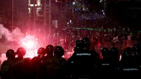 Serbie: face-à-face tendu à Belgrade entre manifestants anticorruption, police et partisans du pouvoir