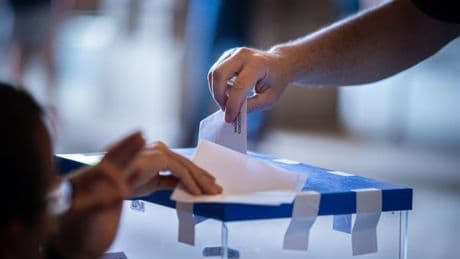 Cómo la IA está minando las democracias y cómo protegerlas mejor