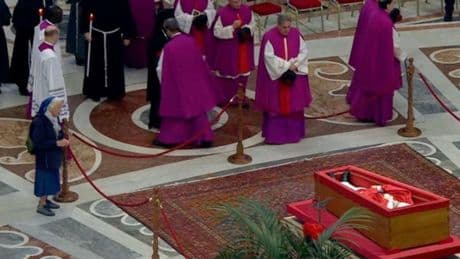 Sor Geneviève, la monja amiga del Papa Francisco, se salta el protocolo en San Pedro para llorar y rezar junto a su féretro