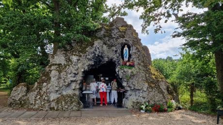 « C’est comme si j’étais avec la Vierge » : à Clairmarais, le « petit Lourdes » attire les gens éloignés de l’Église