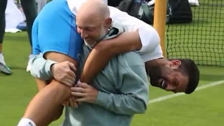 Wrestling bei Wimbledon  - Djokovic kloppt sich auf dem Court