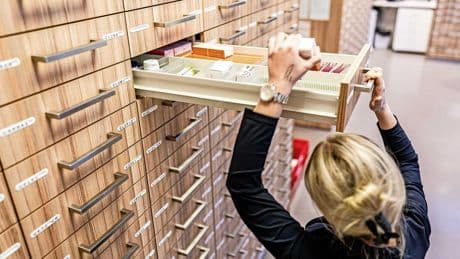Nederland werpt steeds meer drempels op voor lancering nieuwe medicijnen: ’Te veel focus op de kosten’