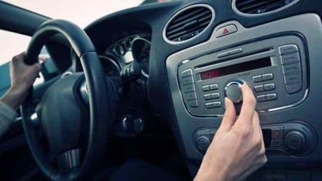 Addio all’autoradio: ecco perché rischia di scomparire per 26 milioni di veicoli