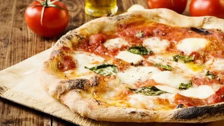 Los trucos para conseguir la pizza perfecta en casa, según la chef italiana más viral en redes