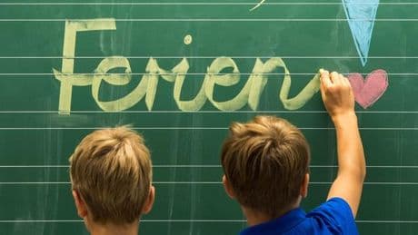 Ferienfreizeit mit wenig Geld: Ferienangebote für Kinder aus einkommensschwachen Familien