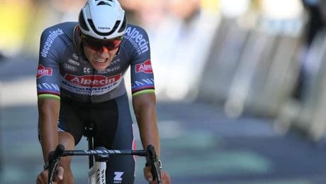 Mathieu van der Poel dacht op slotklim in elfde Tour-etappe dat hij op kop lag: ’Problemen met de radio’