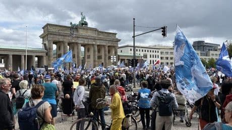 „Querdenker“ demonstrieren am Brandenburger Tor – Gegenprotest