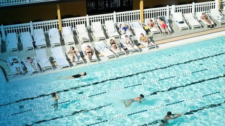 Piscines XXL à Paris : 10 bassins d’hôtel spectaculaires pour traverser la chaleur avec style