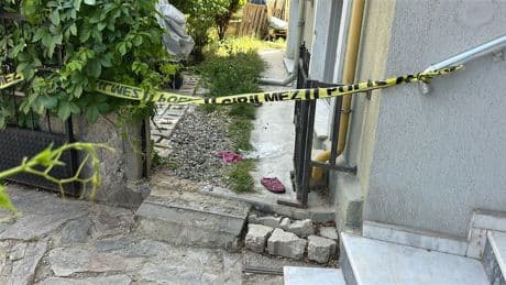 Cam silerken 3'üncü kattan düşen kadın ağır yaralandı
