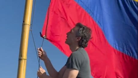 Cet homme politique hisse le drapeau colombien sur Santa Rosa, îlot disputé au Pérou