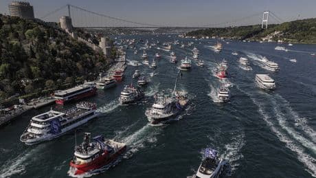 İstanbul Boğazı'nda lacivert-beyaz donanma! Sarıyer Spor Kulübü'nden Beşiktaş usulü şampiyonluk kutlaması