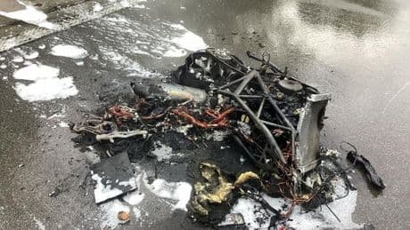 Brennendes Wrack: Motorrad zerschellt - Fahrer nur leicht verletzt