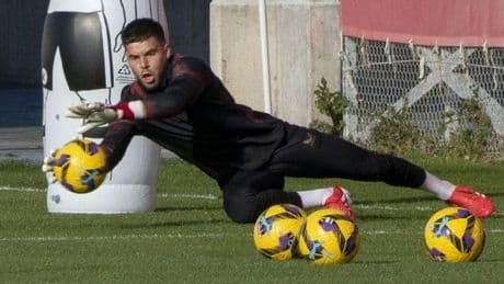 Vlachodimos aterriza en Sevilla y despeja el camino para la salida de Álvaro Fernández
