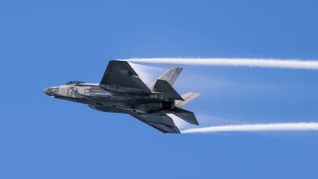 Schon zum zweiten Mal in diesem Jahr - teuerste Kampfjet der Welt stürzt ab