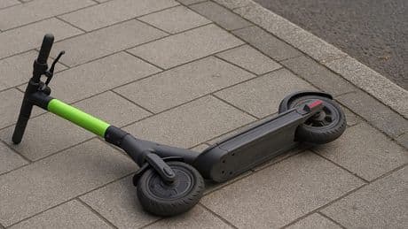 Fahndung in Weimar - Jugendliche fahren Rentner (74) mit E-Scooter tot