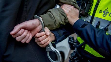 Moeder herkent zoon op opsporingsbeelden: jongen (16) opgepakt voor overval met vuurwapen op woning