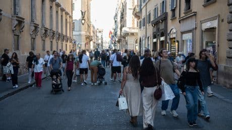 Shopping (e non solo), è corsa al "compra adesso e paga dopo": italiani in banca per vacanze e vestiti in saldo. Il trend