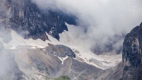 Zugspitze: Bergsteiger stürzt kopfüber zehn Meter in Gletscherspalte – und wird gerettet