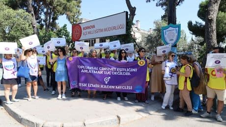 İzmir'de KESK’li kadınlar MEB’i protesto etti