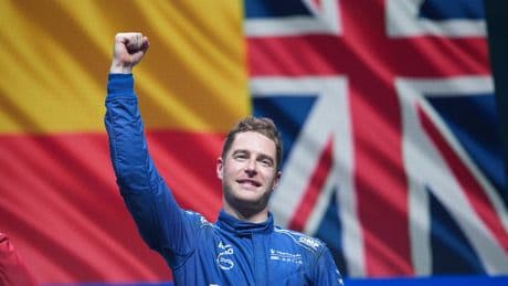 Stoffel Vandoorne le agua la fiesta a Nissan en casa