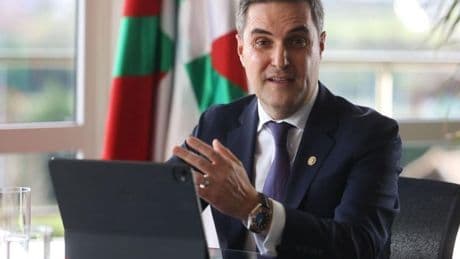 El consejero de Industria viaja a Japón y refuerza los contactos para una salida a la planta de Bridgestone
