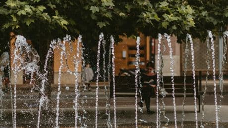 La sabiduría popular no siempre acierta: los grandes mitos del calor que debemos evitar en verano