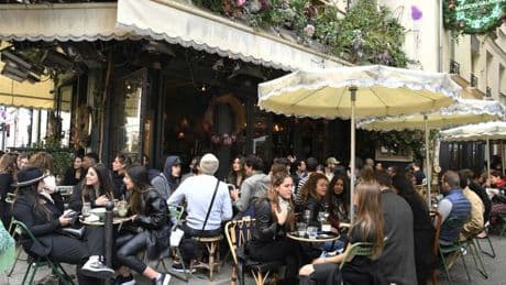 "En travaillant plus, les budgets vacances vont augmenter": dans le tourisme, certains ont peur de la suppression des jours fériés mais d'autres applaudissent