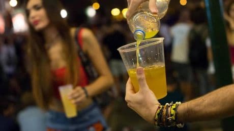 La localidad de Praia a Mare impone el toque de queda nocturno a menores de 14 años por "vandalismo, consumo de drogas y delincuencia juvenil"