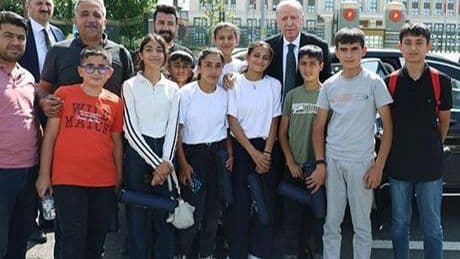 Cumhurbaşkanı Erdoğan, 15 Temmuz Şehitler Anıtı'nı ziyaret eden çocuklarla görüştü