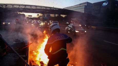 Francia 'quema' las calles por los recortes: 200 detenidos, cortes de carreteras, protestas masivas y piedras contra la policía