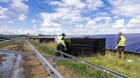 Eerste ’gevaarlijke’ zonnepanelen verwijderd van megapark bij Polderbaan Schiphol