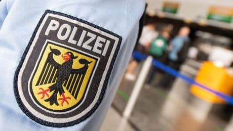 Mit Waffen unterwegs: Mann mit Waffen und Drogen im ICE in Frankfurt entdeckt