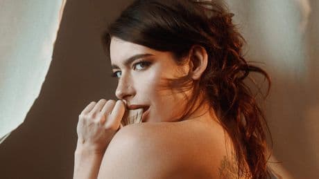 Zangeres Meis (31), kleindochter van Boudewijn de Groot, poedelnaakt in Playboy na heftige operatie én aanranding: ’Dit is mijn lichaam’