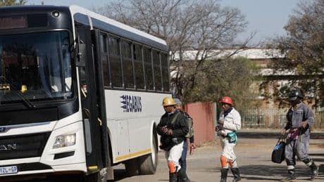 Südafrika: 260 Bergleute aus unterirdischem Schacht in Goldmine befreit