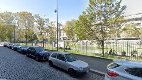 Marocchino aggredisce una 19enne al parco giochi e poi si spoglia: "Fallito il modello di accoglienza"