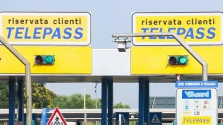 Telepass, UnipolMove o MooneyGo: quale sistema conviene di più per saltare la coda al casello
